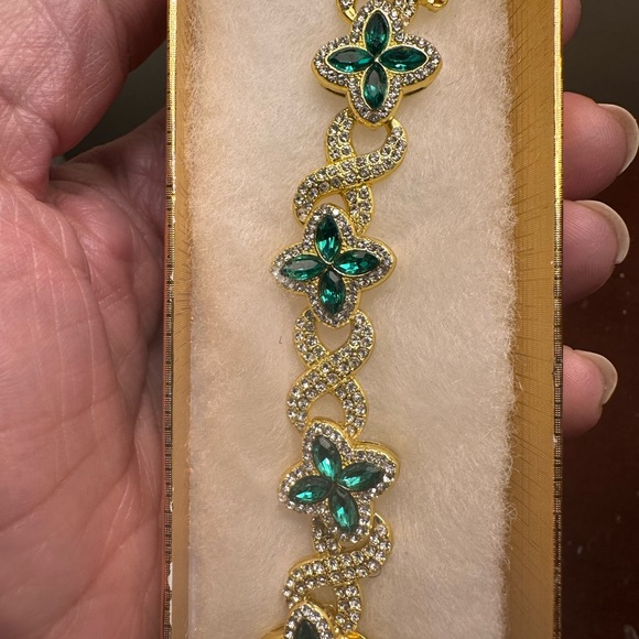 Elegant Gold and Green Bracelet - Picture 10 of 11